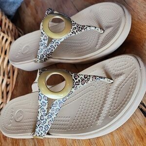 CROCS Leopard Thong Sandals sz 11 tan animal print